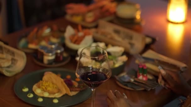 Ung Kvinna Äter Middag Dyr Restaurang Ett Elithotell Slow Motion — Stockvideo