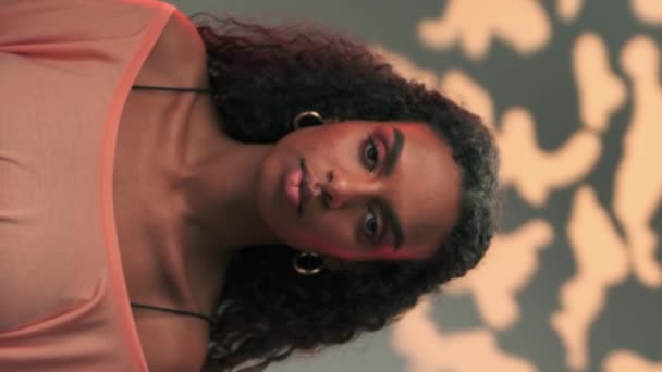Retrato Una Joven Morena Con Pelo Afro Estilo Maquillaje Brillante — Vídeo de stock