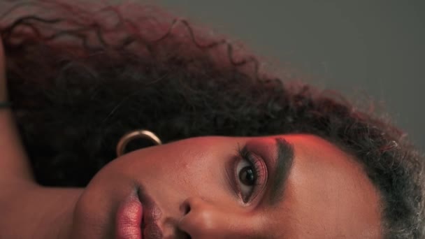 Портрет Молодої Смаглявої Жінки Волоссям Афро Стилю Яскравим Макіяжем Повільний — стокове відео