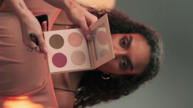 Profesyonel bir makyöz genç bir mankenin yüzüne makyaj yapar. Yavaş Hareket, Kapat.