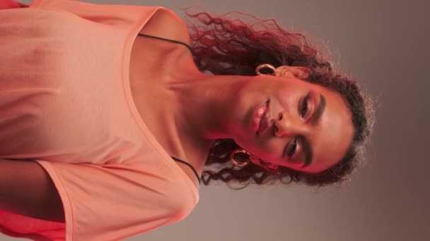 Egy Fiatal Portréja Afro Frizurával Fényes Sminkkel Egy Rózsa Virágot — Stock videók