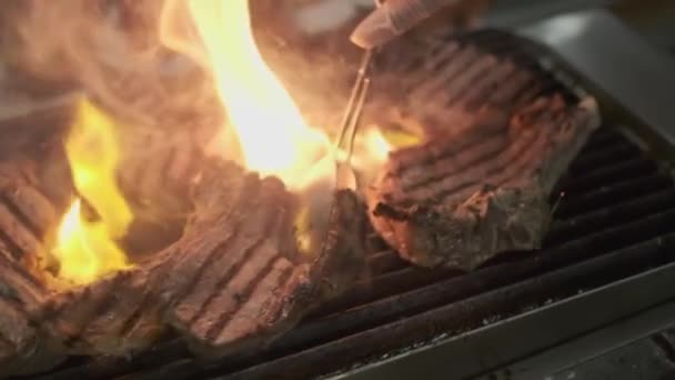 厨师触摸并翻动着烤肉牛排 慢动作 — 图库视频影像