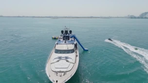 Dubai Zjednoczone Emiraty Arabskie 2023 Dron Przelatuje Nad Człowiekiem Pływającym — Wideo stockowe