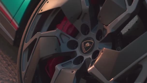 ドバイ Uae 2023 高価なスポーツカーの車輪のクローズアップ スローモーション — ストック動画