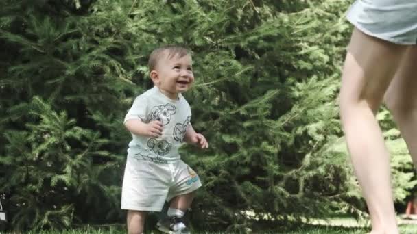 Mały Chłopiec Koszulce Szortach Tańczący Trawie Ogrodzie Obok Swojej Młodej — Wideo stockowe