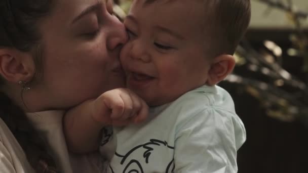 Niño Pequeño Los Brazos Una Madre Joven Sostiene Una Taza — Vídeos de Stock