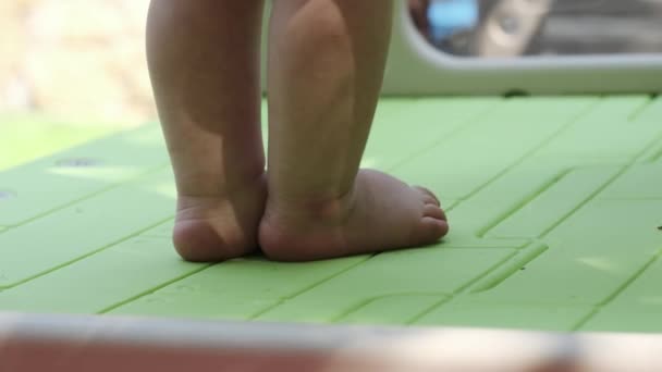 Pernas Rapazinho Andar Descalço Parque Infantil Fechar Movimento Lento — Vídeo de Stock