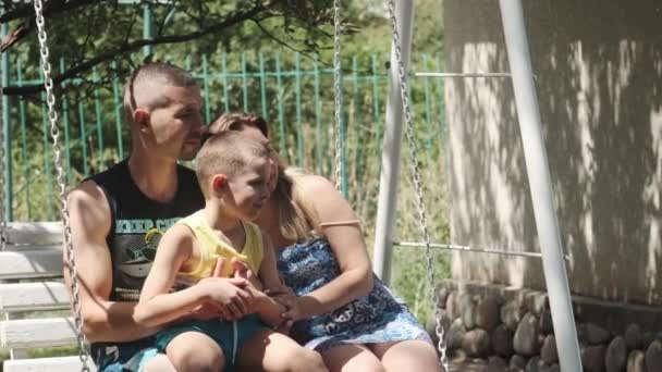 Familia Padre Madre Hijo Balanceándose Columpio Parque Día Soleado Abrazan — Vídeo de stock
