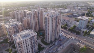 Bir İHA yeni inşa edilmiş yüksek binaların üzerinde uçuyor. Hava Görünümü.