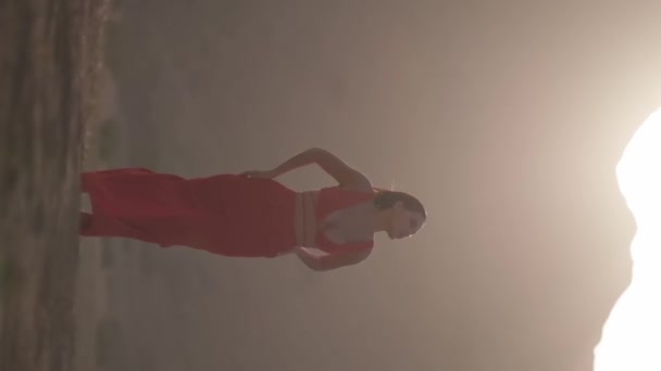 Retrato Vertical Una Joven Con Vestido Largo Caminando Descalza Sobre — Vídeos de Stock