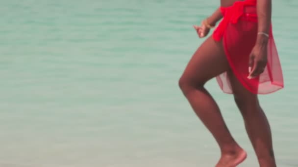 비키니를 드레스를 모래사장을 맨발로 걷는다 — 비디오