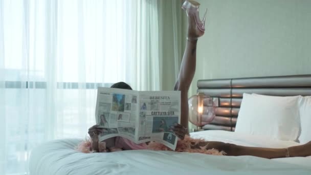Дубай Оае 2021 Жінка Брюнетка Білому Бікіні Рожевому Халаті Лежить — стокове відео