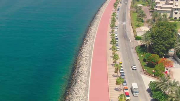 Dron Vuela Sobre Una Carretera Largo Orilla Del Mar Cerca — Vídeo de stock