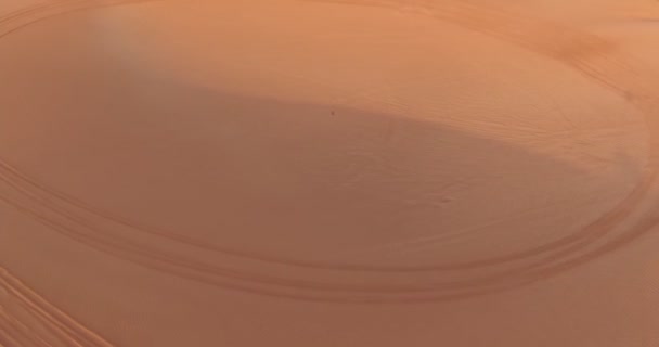 Drone Sorvola Gli Scavi Sabbiosi Del Deserto Negli Emirati Arabi — Video Stock