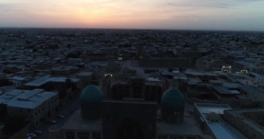 Şafakta eski şehrin ve ünlü anıt kompleksi iKalyan Poi Kalon Kompleksi ve Poi Kalon Minaret n Bukhara 'nın üzerinde bir dron uçar. Hava manzarası, Özbekistan.