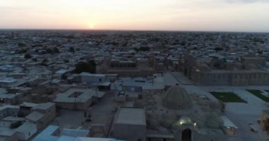 Şafakta Buhara 'daki eski şehrin üzerinde insansız hava aracı uçuşu. Özbekistan, Hava Görünümü.