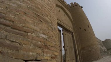 Buhara 'daki antik kale duvarındaki Talipach kapısının geniş açılı görüntüsü. Özbekistan, Ağır çekim.