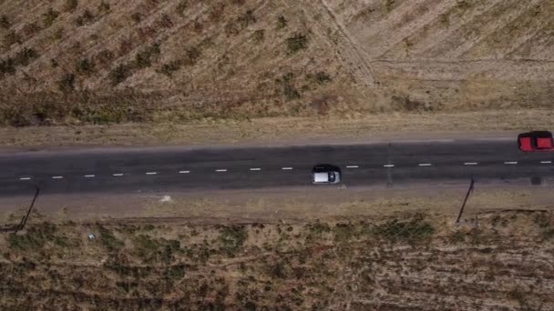Dron Vuela Sobre Camino Rural Rodeado Estepa Arbustos Coches Diferentes — Vídeo de stock