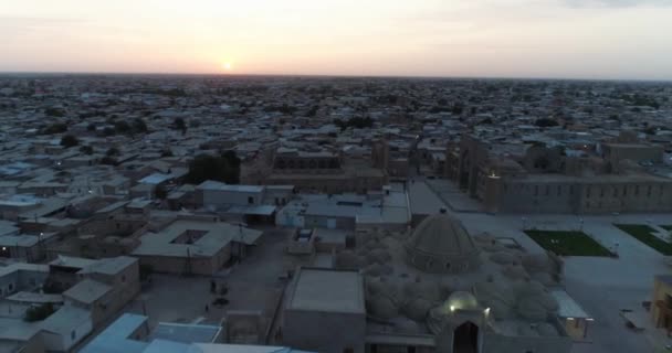 Pesawat Drone Terbang Saat Fajar Atas Kota Tua Bukhara Uzbekistan — Stok Video