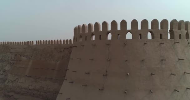 Een Drone Vliegt Langs Oude Muur Van Een Fort Bukhara — Stockvideo
