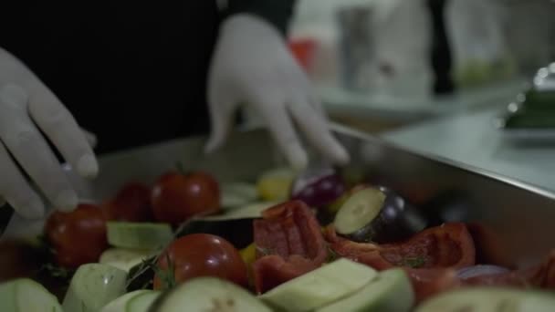 Chef Luvas Brancas Mexe Vegetais Cortados Pedaços Recipiente Com Mãos — Vídeo de Stock