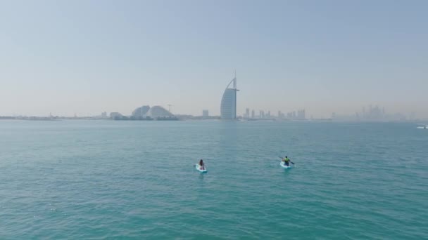 Dubaj Sae 2023 Nad Dvojicí Mladých Lidí Kteří Plaví Sup — Stock video