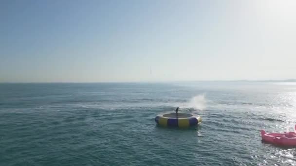 Дубай Оае 2023 Безпілотник Літає Над Людьми Які Катаються Реактивних — стокове відео