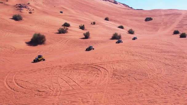Een Drone Vliegt Een Buggy Die Door Zandduinen Van Woestijn — Stockvideo