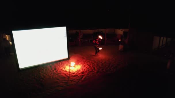 Дрон Снимает Танцовщицу Огнём Ночью Арабском Ковре Вид Воздуха — стоковое видео