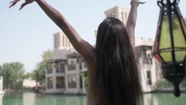 Relajada Mujer Interracial Vestido Encuentra Proa Barco Que Pasa Través — Vídeo de stock