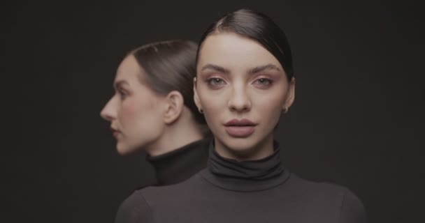 Dwie Młode Eleganckie Kobiety Dobrym Makijażem Czarnym Tle Slow Motion — Wideo stockowe