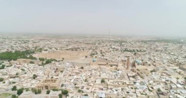 Şafakta Buhara 'daki eski şehrin üzerinde insansız hava aracı uçuşu. Özbekistan, Hava Görünümü.