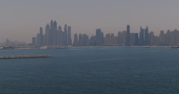 Drón Tenger Hullámai Felett Repül Part Menti Város Felé Dubai — Stock videók