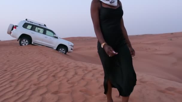 Μια Μελαχρινή Γυναίκα Ένα Μακρύ Μαύρο Φόρεμα Και Ένα Αραβικό — Αρχείο Βίντεο