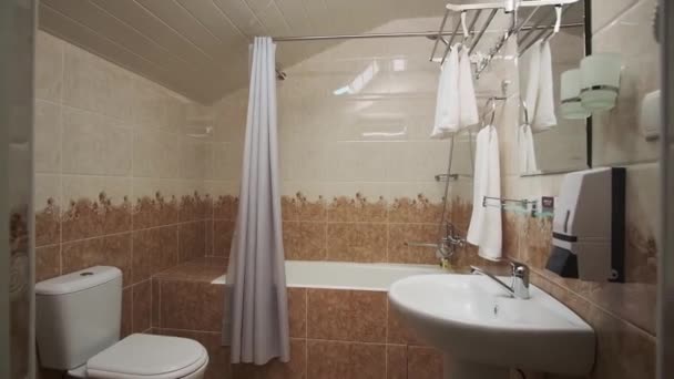 Badkamer Van Een Klein Privé Hotel Toilet Wastafel Handdoeken Badjas — Stockvideo