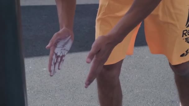 Sarı Şortlu Esmer Sporcu Antrenmandan Önce Ellerine Tebeşir Tozu Sürüyor — Stok video