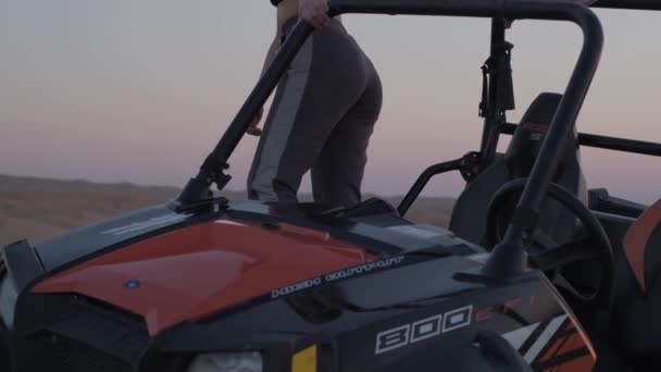 Młoda Kobieta Odzieży Sportowej Stojąca Wózku Pustynnym Piasku Tle Zachodu — Wideo stockowe