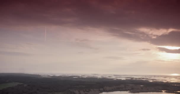 Spokojne Jezioro Otoczone Korkami Krzakami Pod Zachmurzonym Niebem Podczas Zachodu — Wideo stockowe