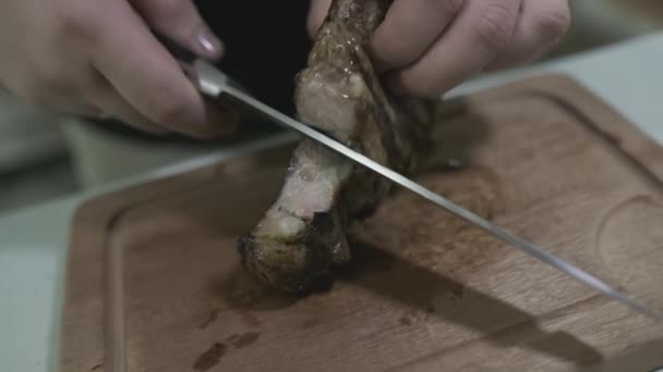 厨师用刀在切菜板上切碎熟肉 慢动作 — 图库视频影像
