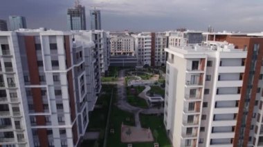 Bir İHA yeni inşa edilmiş yüksek binaların üzerinde uçuyor. Hava Görünümü.