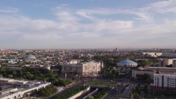 Eine Drohne Fliegt Über Neu Gebaute Hochhäuser Luftaufnahme — Stockvideo