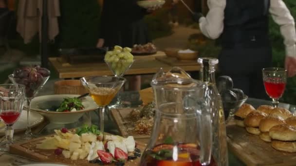Table Dressée Par Serveur Dans Café Ouvert Nuit Entouré Arbres — Video