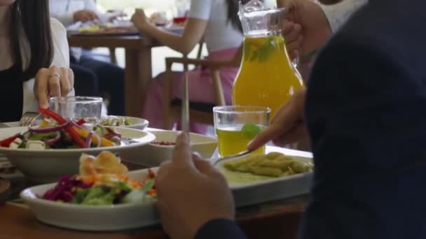 Mensen Zitten Aan Een Tafel Een Restaurant Eten Sluiten Slow — Stockvideo