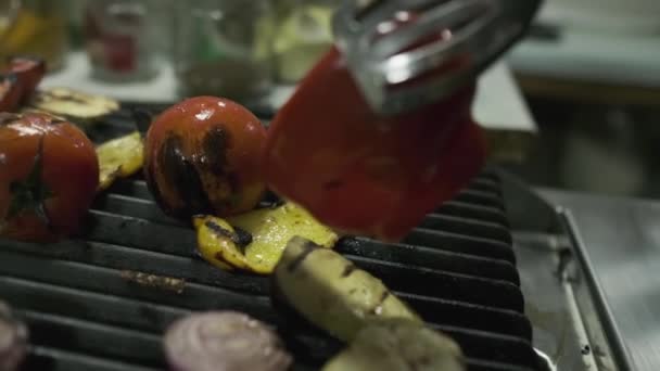 Szef Kuchni Przenosi Pieczone Warzywa Grilla Dużego Pojemnika Metalowymi Szczypcami — Wideo stockowe