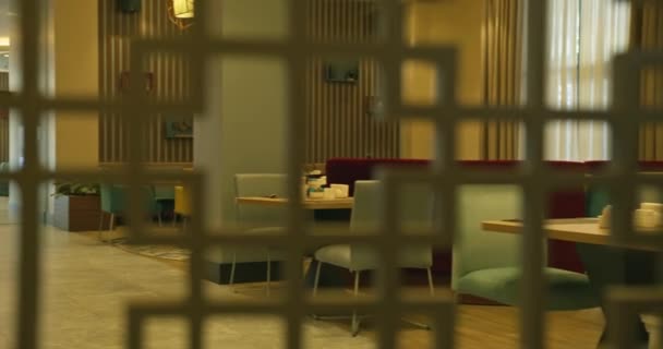 一个没有访客的舒适咖啡馆的全景 慢动作 — 图库视频影像