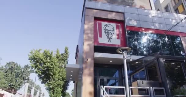Güneşli Bir Günde Şehrin Merkezinde Bir Fast Food Kafenin Cephesi — Stok video