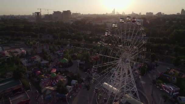 Dron Vuela Sobre Parque Atracciones Con Carruseles Una Rueda Fortuna — Vídeo de stock