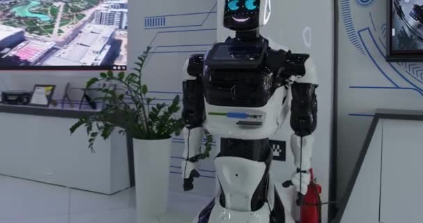人形机器人在展示厅展出 慢动作 — 图库视频影像