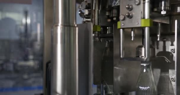 Botellas Agua Potable Vidrio Línea Producción Moción Lenta — Vídeos de Stock
