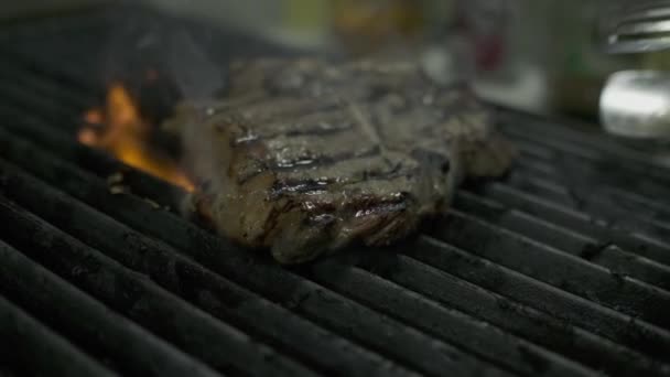 Chef Toca Vira Pedaços Carne Grelhada Movimento Lento Fechar — Vídeo de Stock